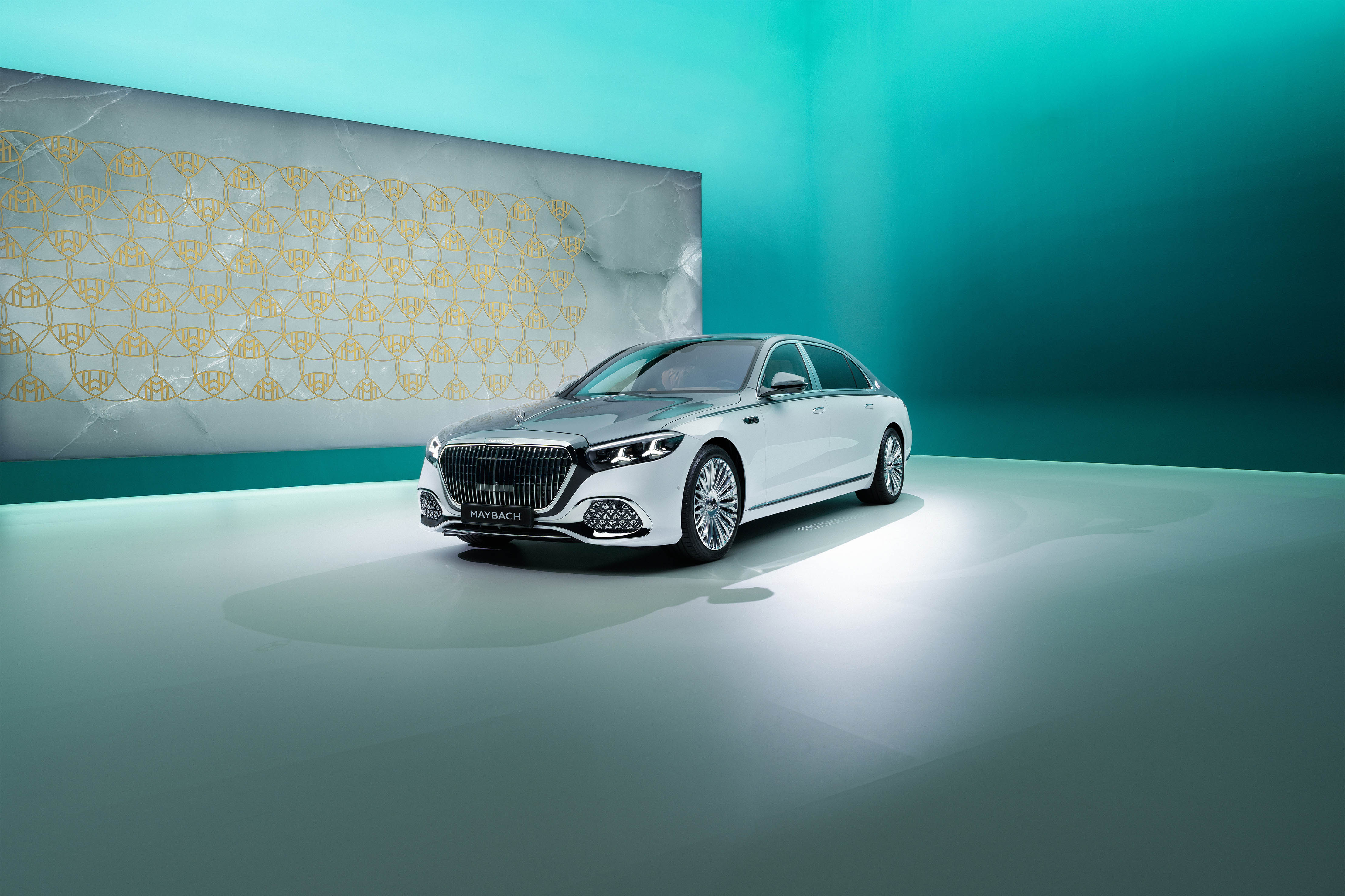 圖3、全新 Mercedes-Maybach S 580 4MATIC擁有無可比擬的頭等艙後座空間、專屬雙色車漆與極致靜謐性，建議售價1,214 萬元起。